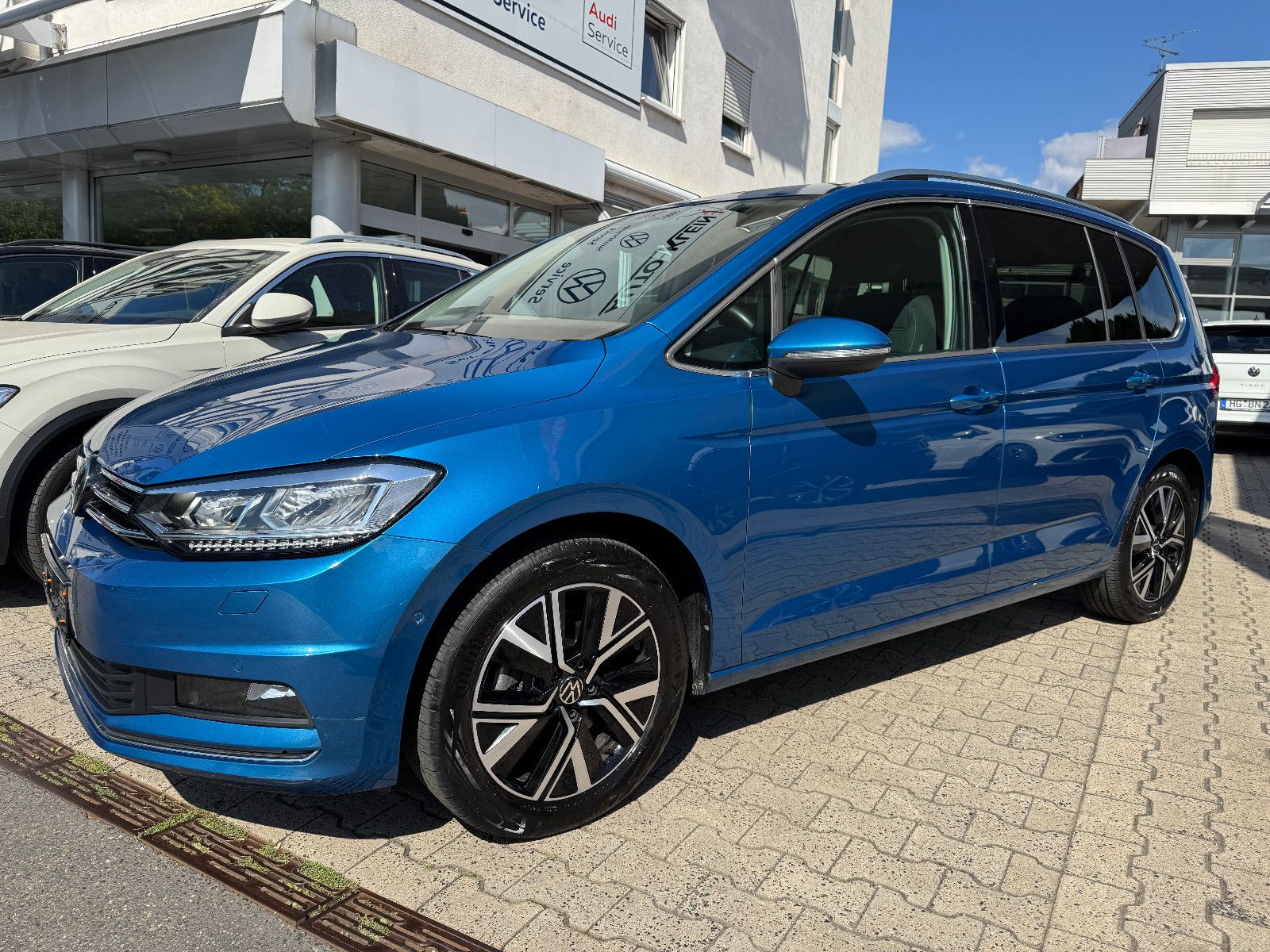 Volkswagen Touran 2023 г. Синий, пробег 57417 км