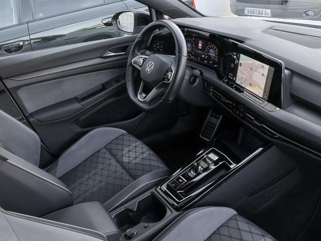 Volkswagen Golf 2023 г. Белый, пробег 31972 км