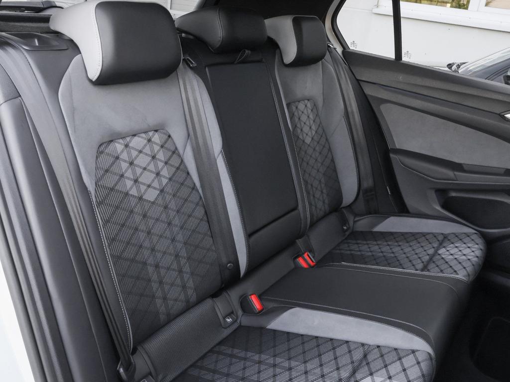 Volkswagen Golf 2023 г. Белый, пробег 31972 км