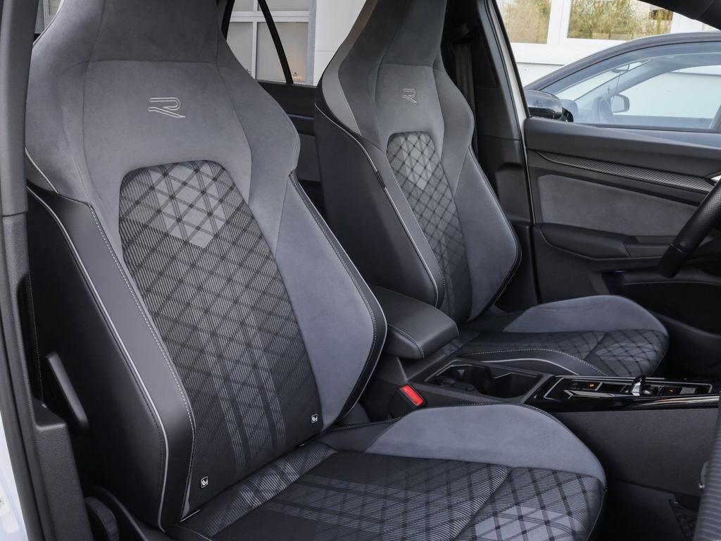 Volkswagen Golf 2023 г. Белый, пробег 31972 км