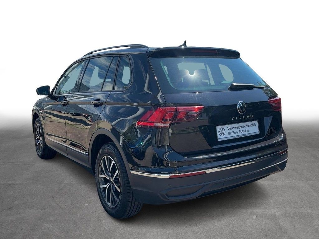 Volkswagen Tiguan 2023 г. Чёрный, пробег 9010 км