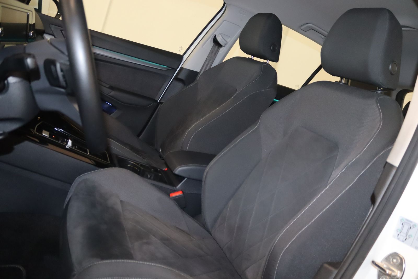 Volkswagen Golf 2024 г. Белый, пробег 38800 км