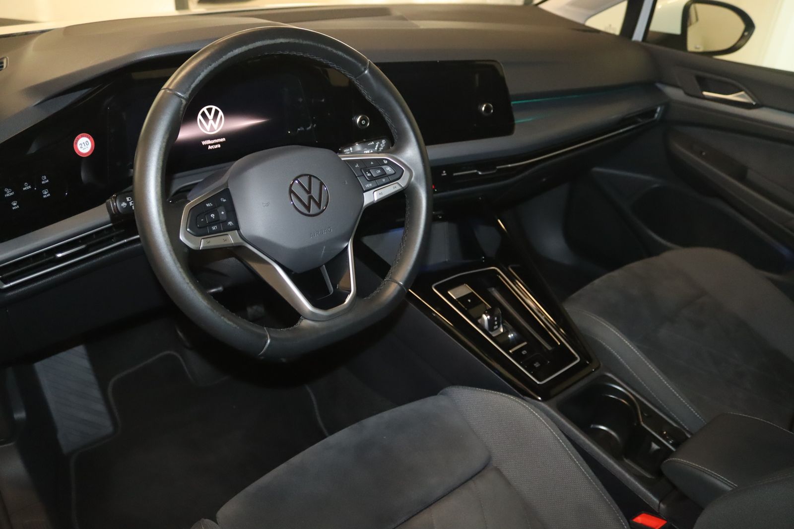 Volkswagen Golf 2024 г. Белый, пробег 38800 км
