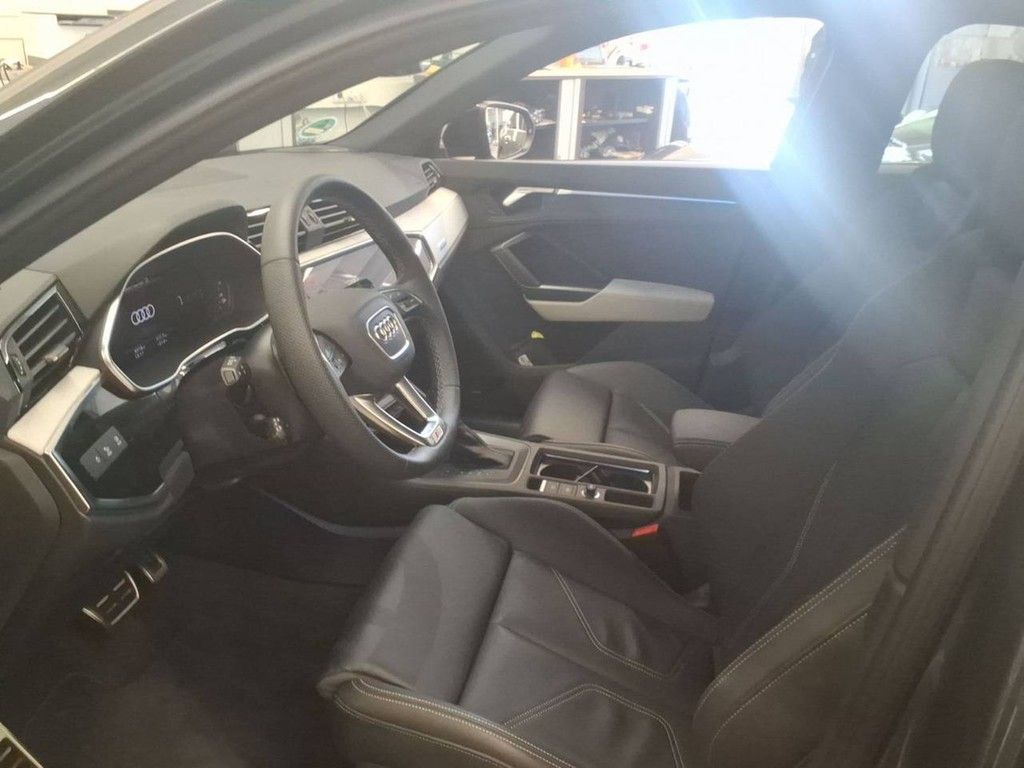 Audi Q3 2026 г. Серый, пробег 8318 км