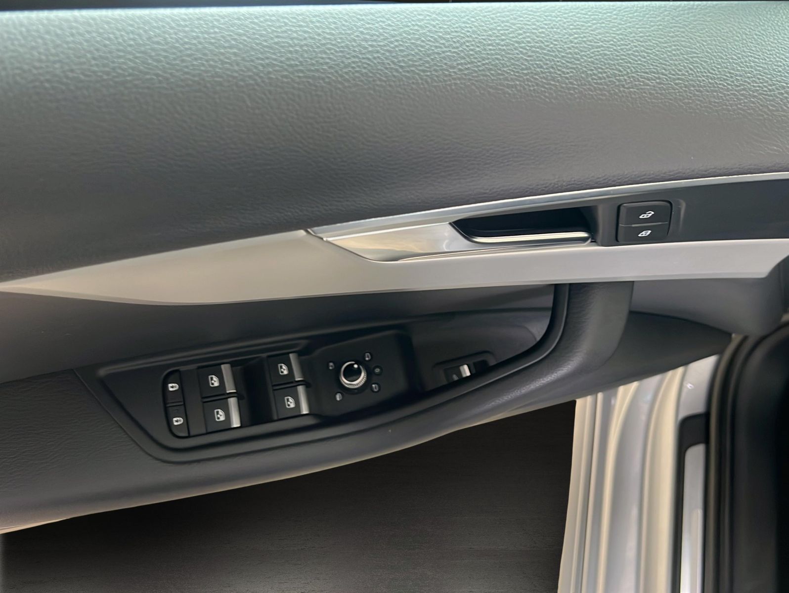 Audi A4 2023 г. Серебристый, пробег 52185 км