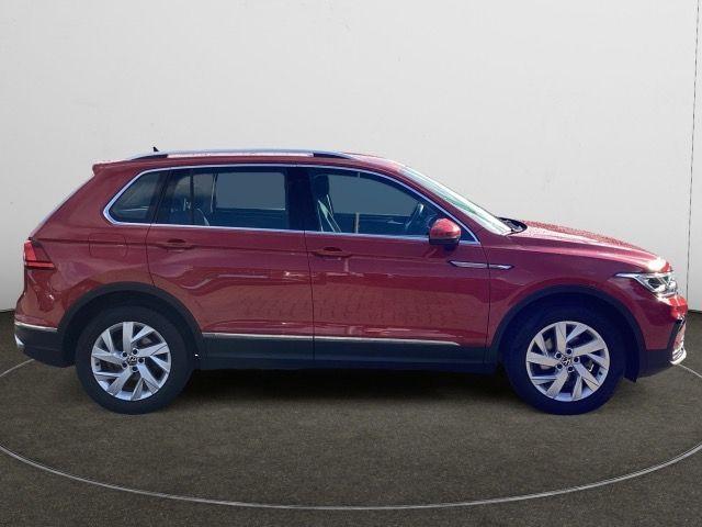 Volkswagen Tiguan 2022 г. Красный, пробег 47421 км