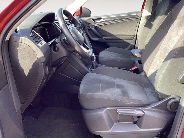 Volkswagen Tiguan 2022 г. Красный, пробег 47421 км
