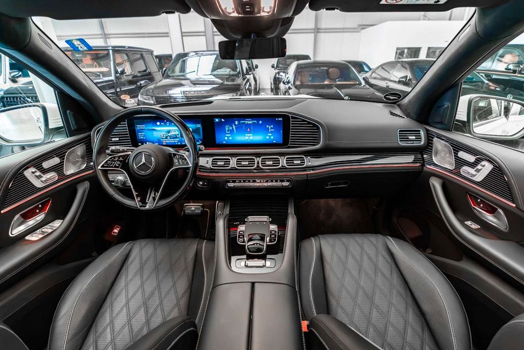 Mercedes-Benz GLS 600 2026 г. Белый, пробег 9968 км