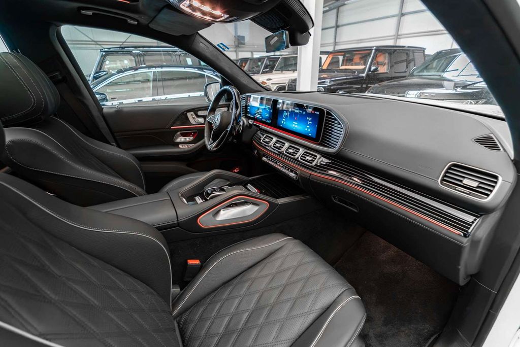 Mercedes-Benz GLS 600 2026 г. Белый, пробег 9968 км