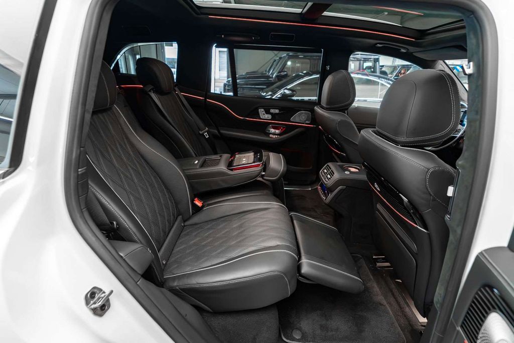 Mercedes-Benz GLS 600 2026 г. Белый, пробег 9968 км