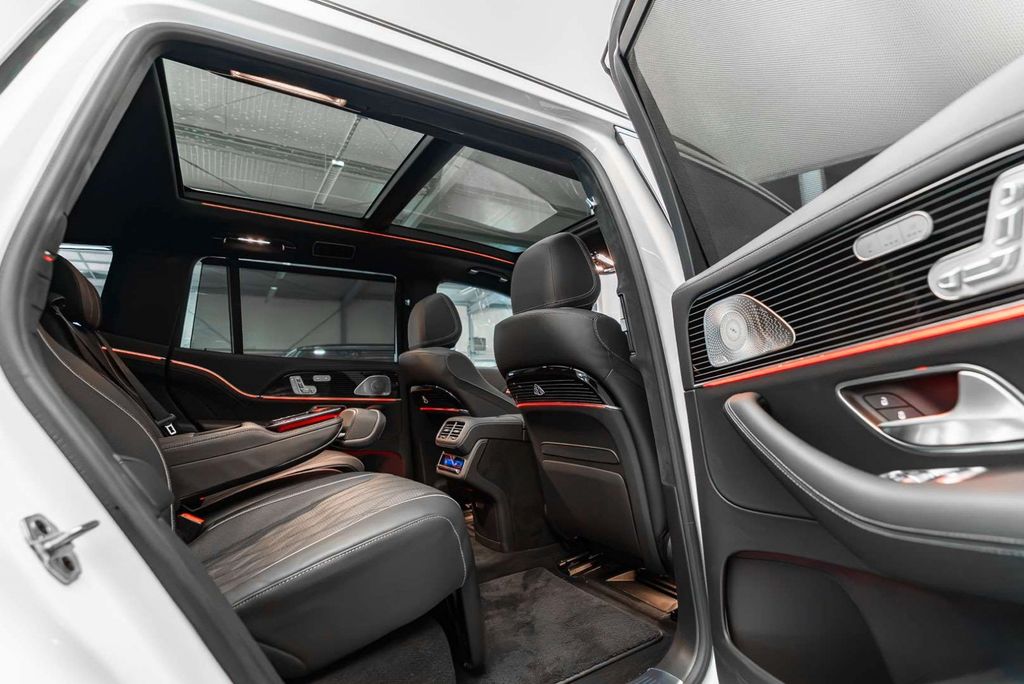 Mercedes-Benz GLS 600 2026 г. Белый, пробег 9968 км