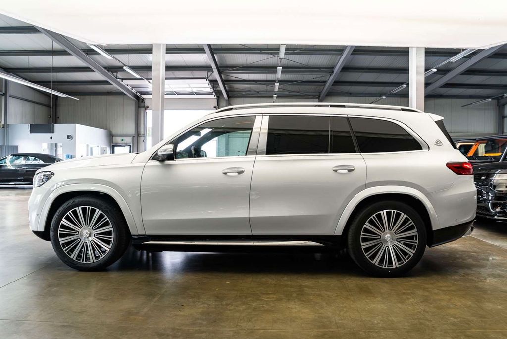 Mercedes-Benz GLS 600 2026 г. Белый, пробег 9968 км