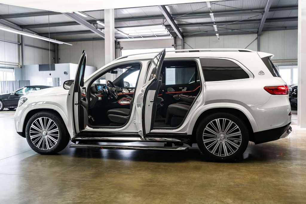Mercedes-Benz GLS 600 2026 г. Белый, пробег 9968 км