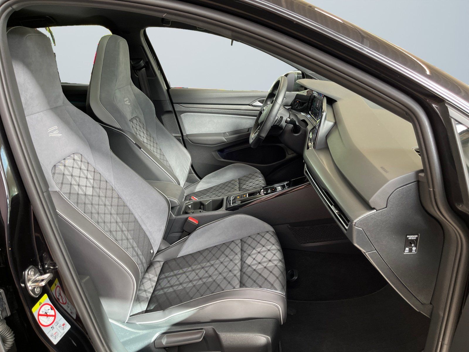 Volkswagen Golf 2023 г. Чёрный, пробег 19762 км