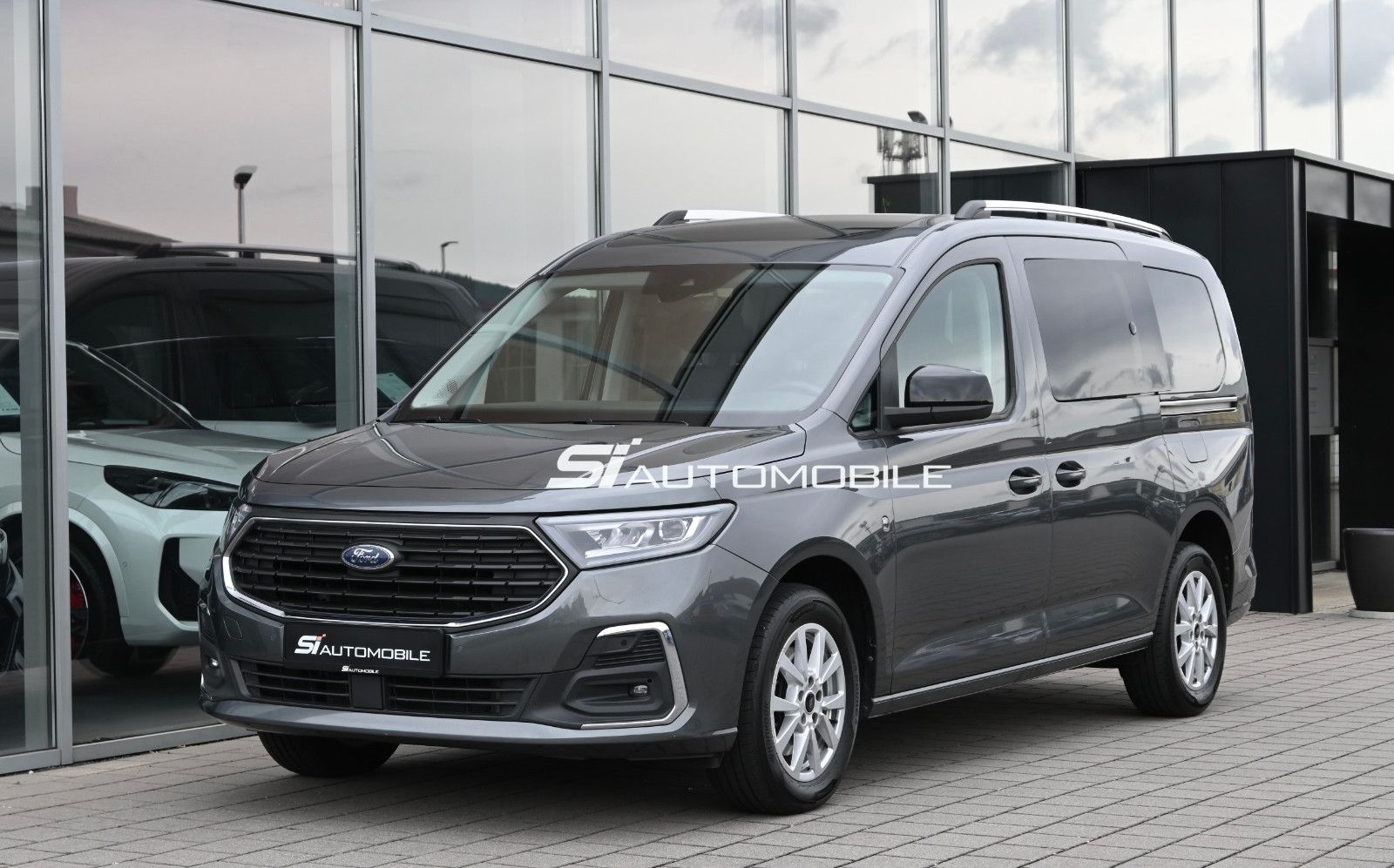 Ford GRAND TOURNEO 2023 г. Серый, пробег 57000 км