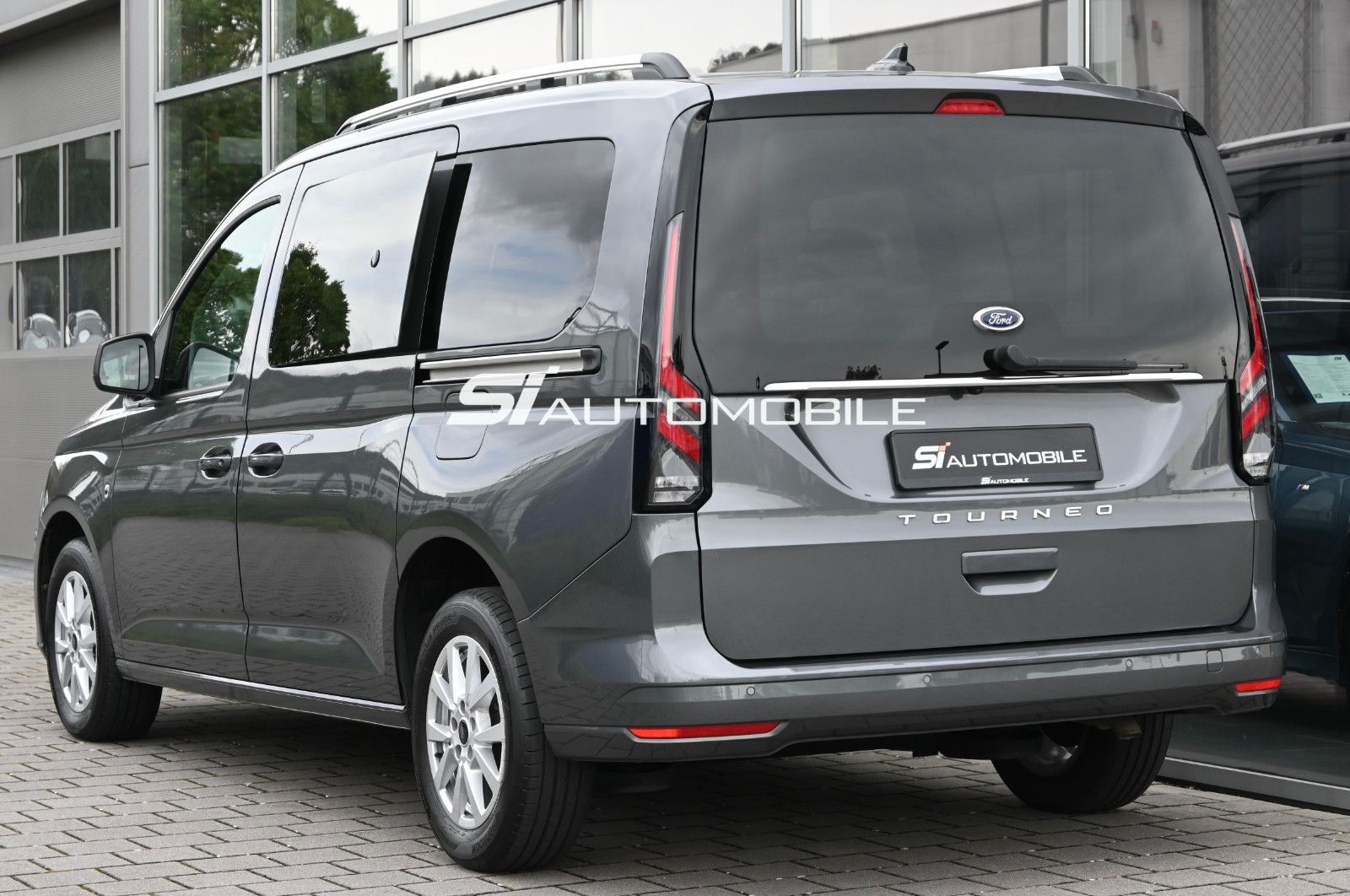 Ford GRAND TOURNEO 2023 г. Серый, пробег 57000 км