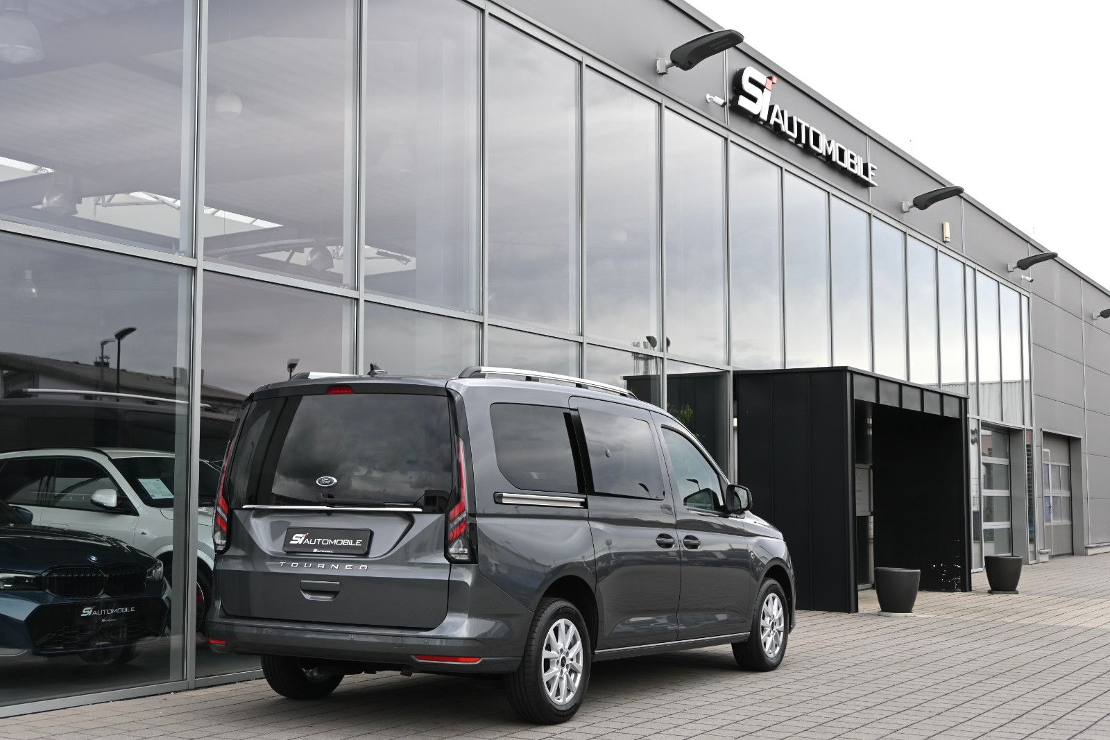 Ford GRAND TOURNEO 2023 г. Серый, пробег 57000 км