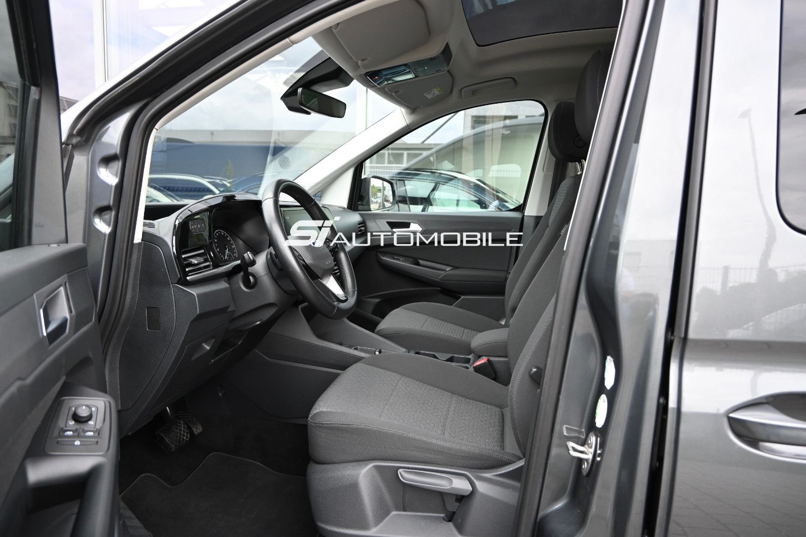 Ford GRAND TOURNEO 2023 г. Серый, пробег 57000 км