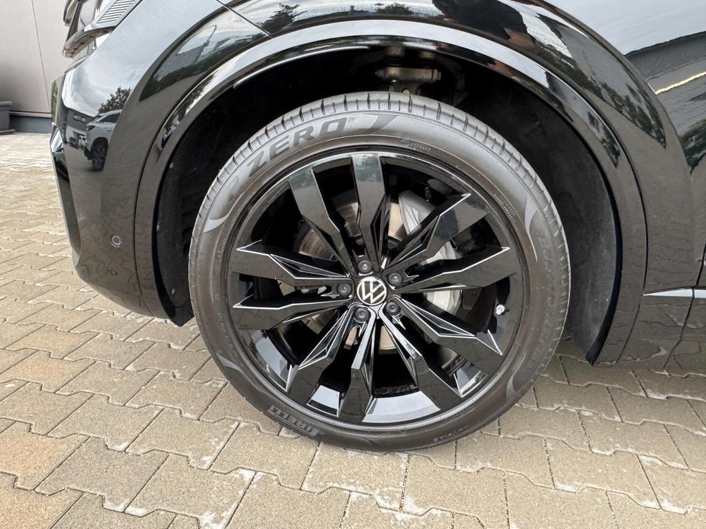 Volkswagen Touareg 2023 г. Чёрный, пробег 53000 км