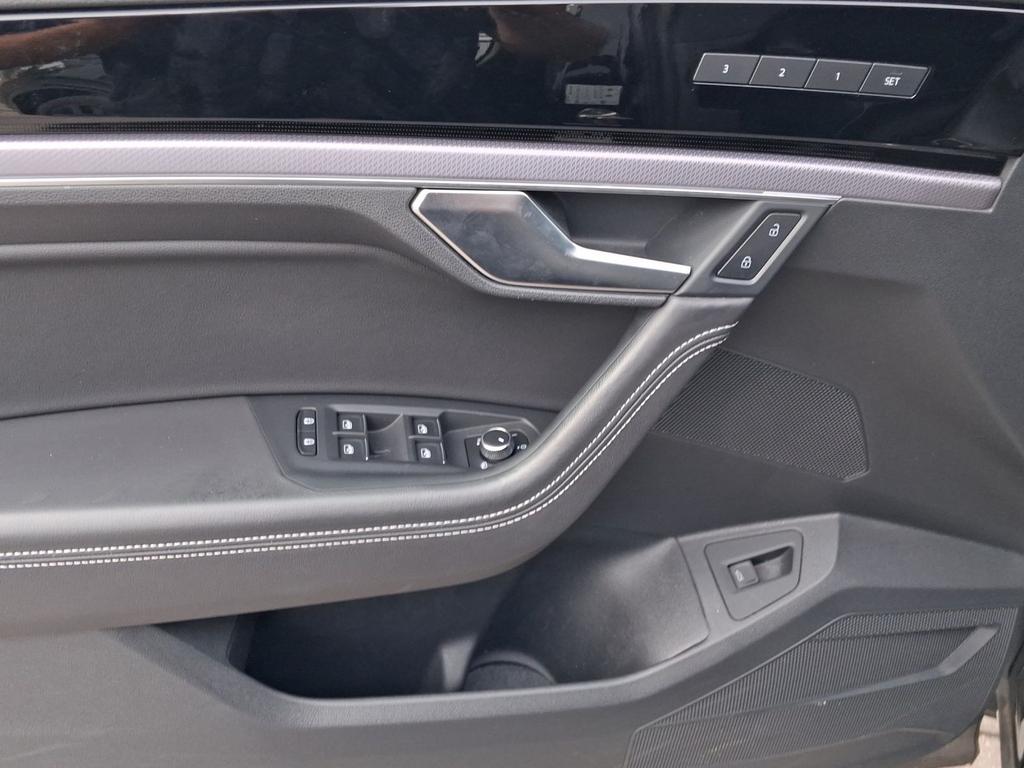 Volkswagen Touareg 2023 г. Чёрный, пробег 46076 км