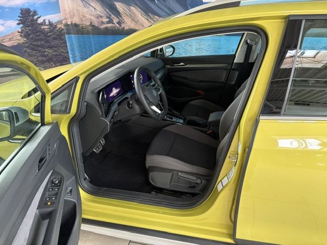 Volkswagen Golf 2024 г. Жёлтый, пробег 29550 км