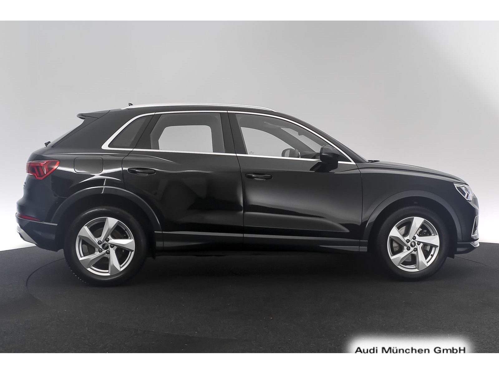 Audi Q3 2022 г. Чёрный, пробег 49728 км