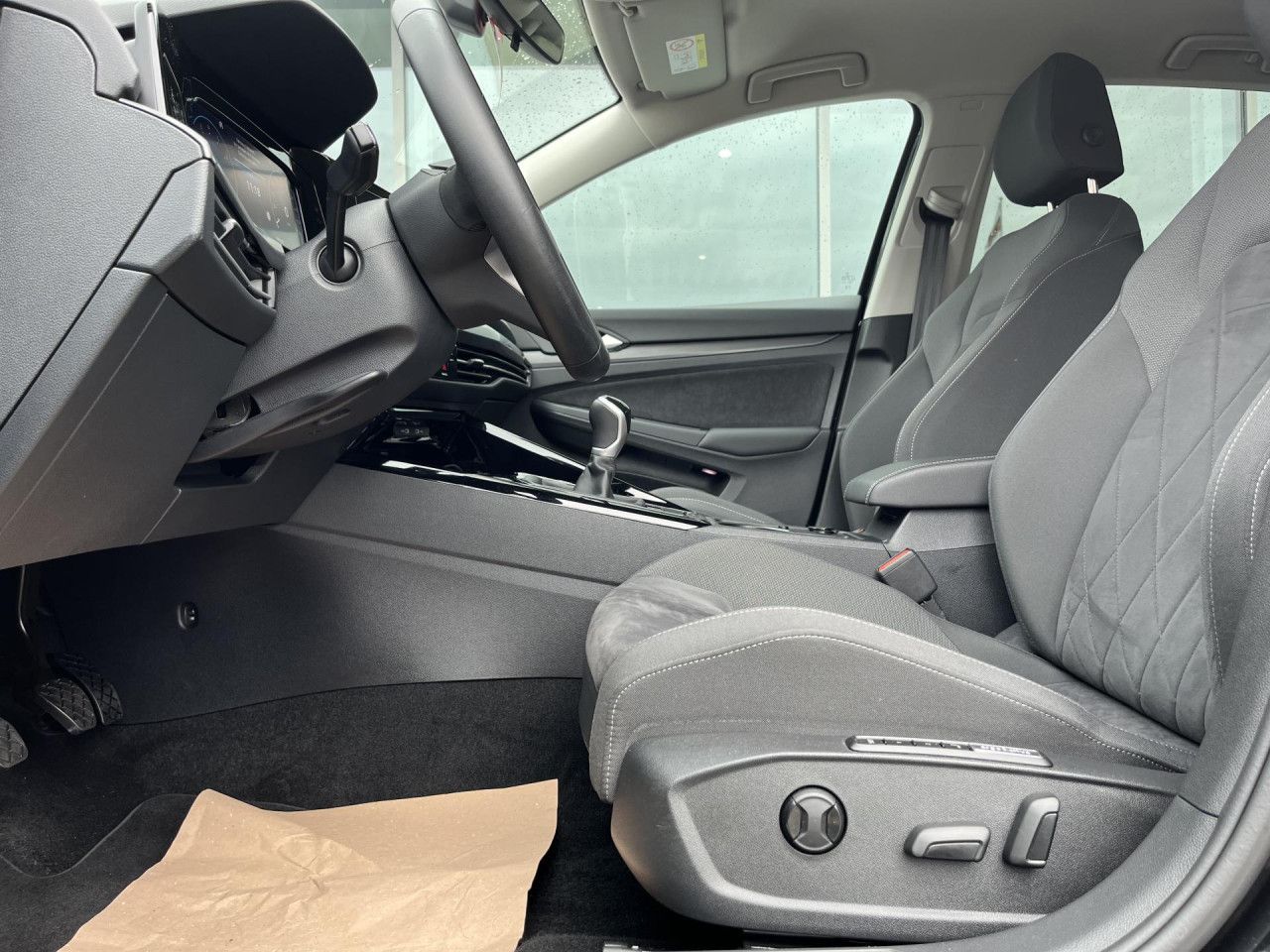 Volkswagen Golf 2024 г. Чёрный, пробег 30450 км