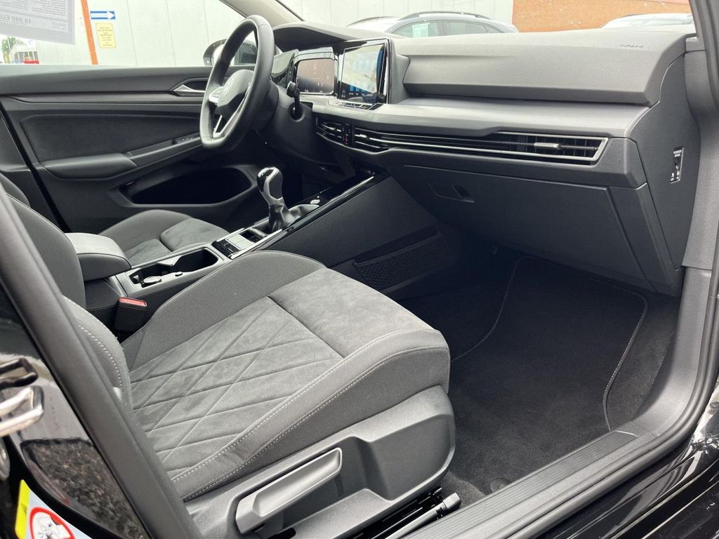 Volkswagen Golf 2024 г. Чёрный, пробег 30450 км