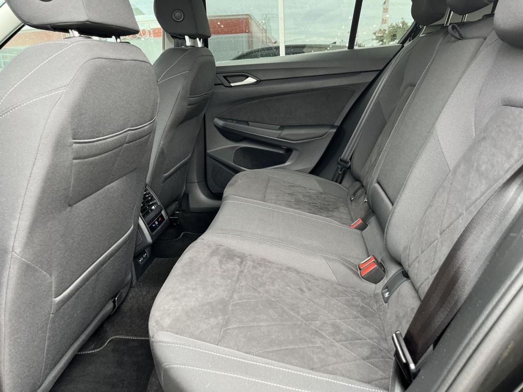 Volkswagen Golf 2024 г. Чёрный, пробег 30450 км