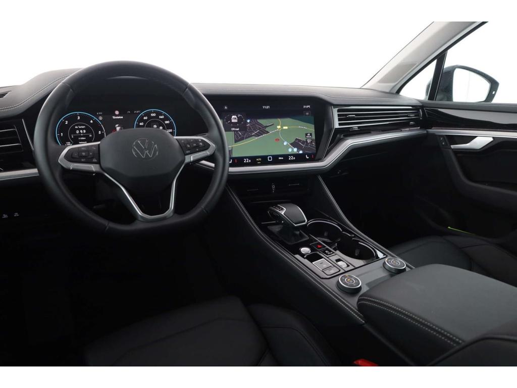 Volkswagen Touareg 2025 г. Чёрный, пробег 24418 км