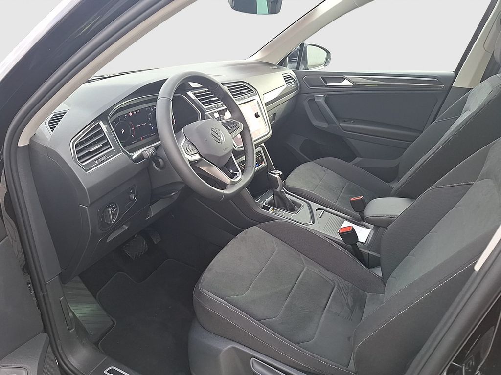 Volkswagen Tiguan 2024 г. Чёрный, пробег 9000 км