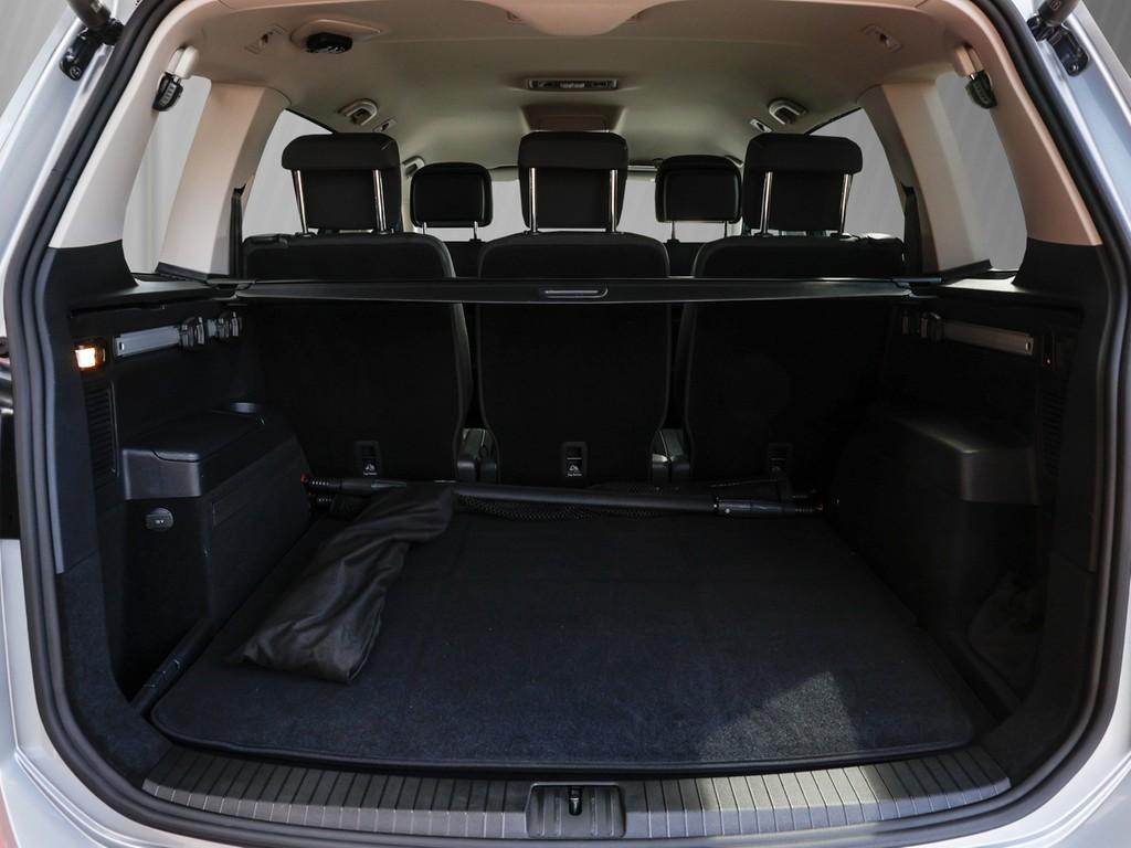 Volkswagen Touran 2024 г. Серебристый, пробег 33108 км