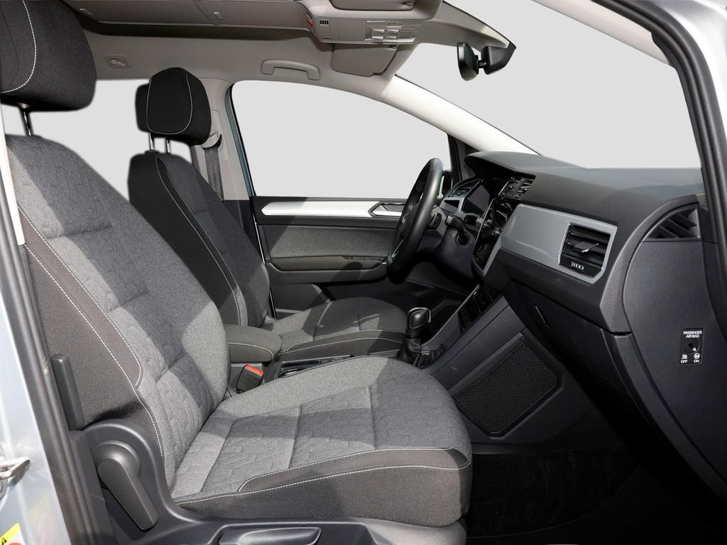 Volkswagen Touran 2024 г. Серебристый, пробег 33108 км