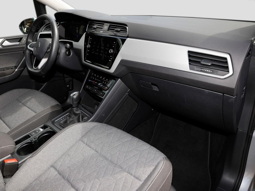 Volkswagen Touran 2024 г. Серебристый, пробег 33108 км