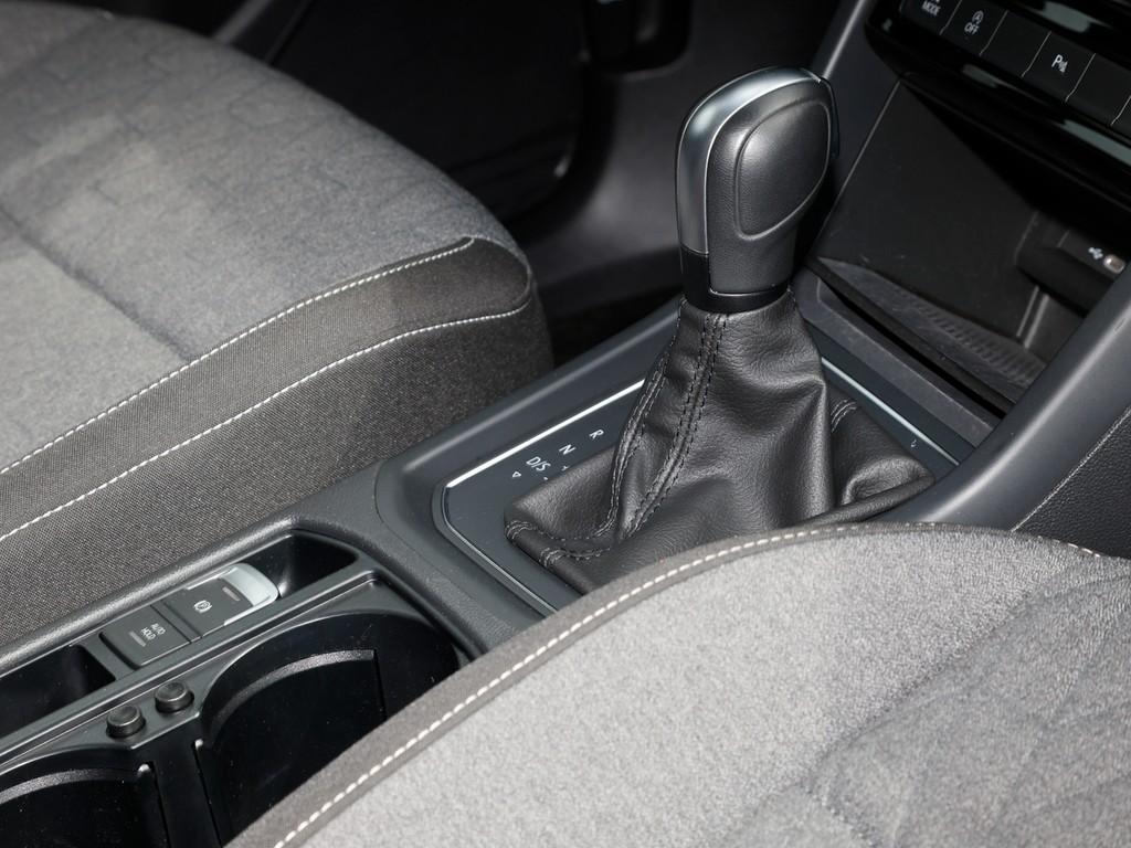 Volkswagen Touran 2024 г. Серебристый, пробег 33108 км
