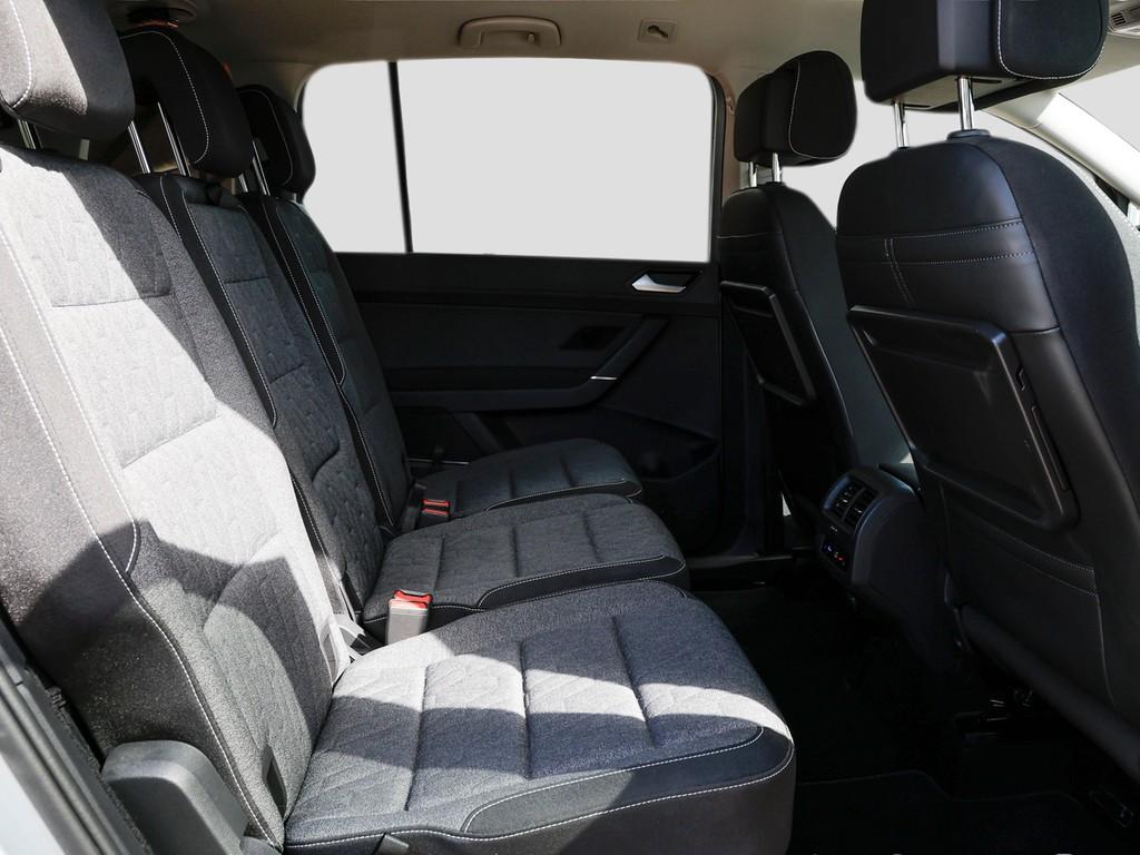 Volkswagen Touran 2024 г. Серебристый, пробег 33108 км