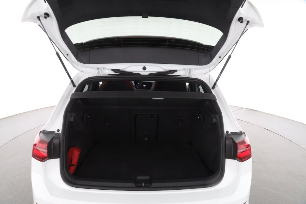 Volkswagen Golf 2024 г. Белый, пробег 12802 км