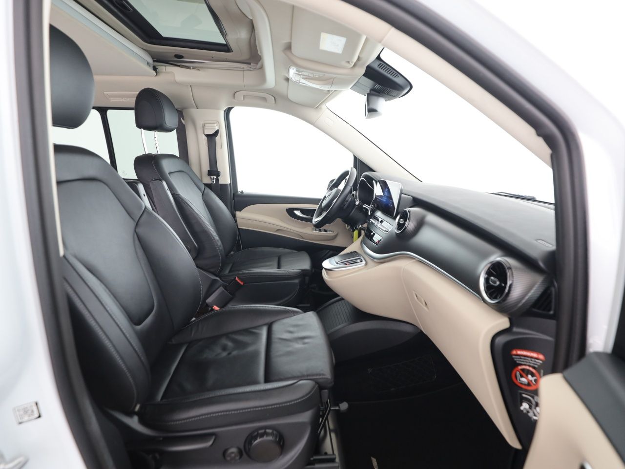 Mercedes-Benz V 300 2022 г. Белый, пробег 44200 км