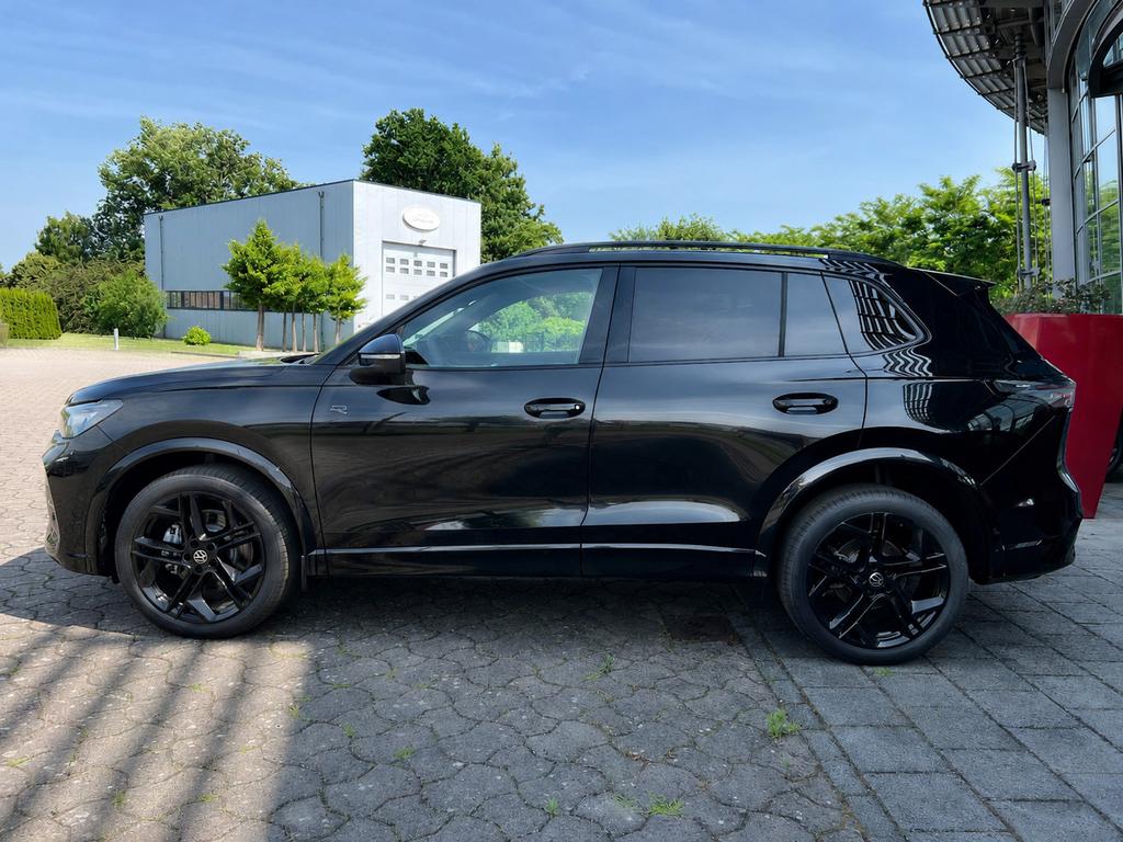 Volkswagen Tiguan 2025 г. Чёрный, пробег 8900 км