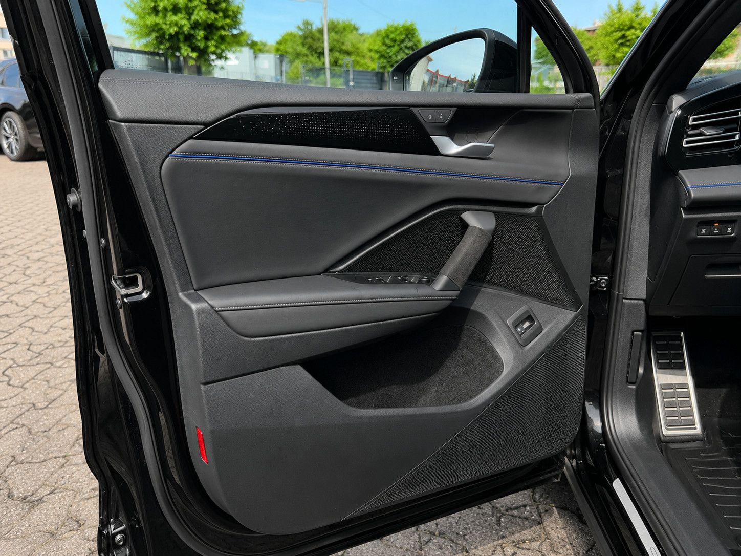 Volkswagen Tiguan 2025 г. Чёрный, пробег 8900 км
