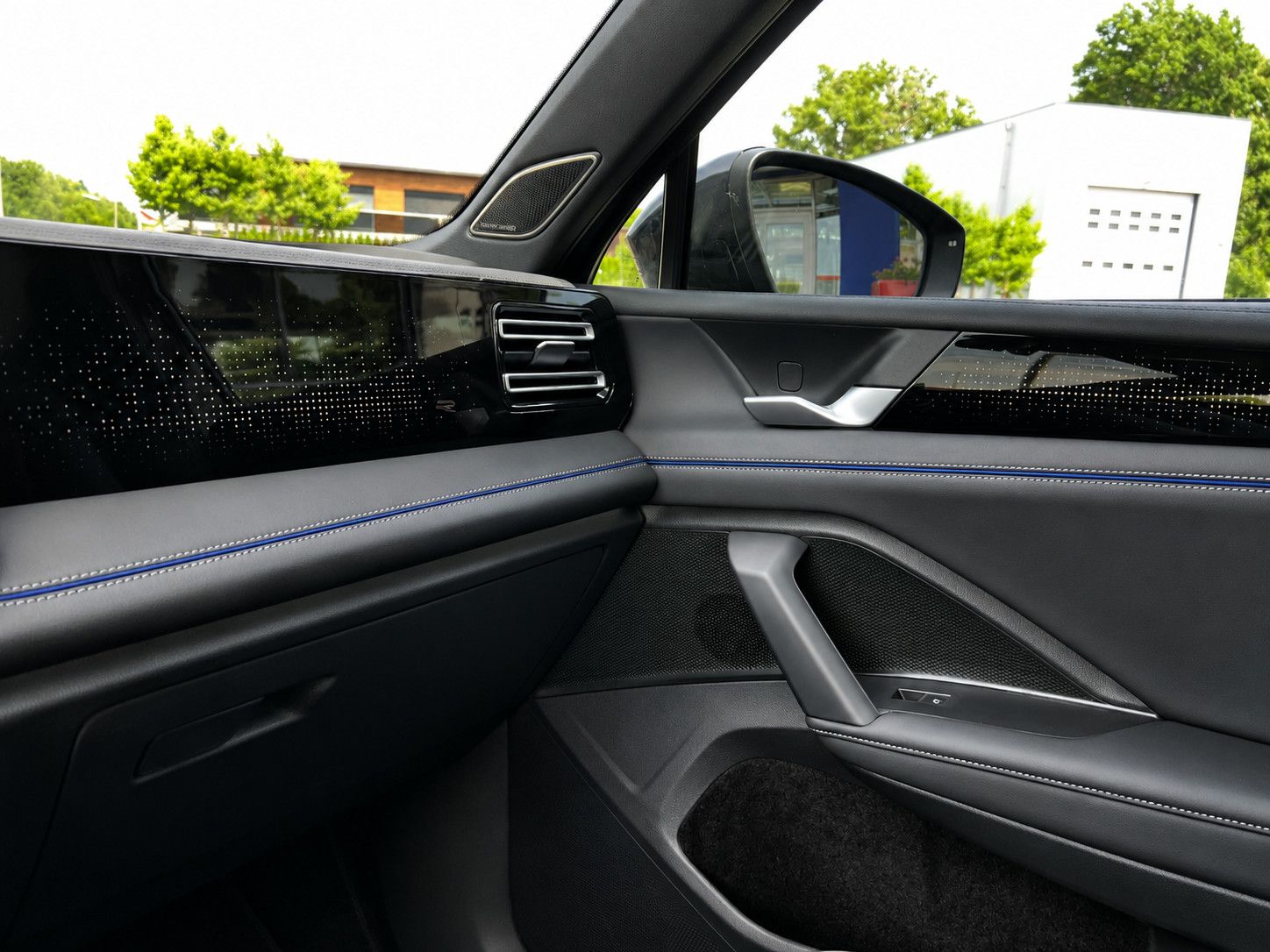Volkswagen Tiguan 2025 г. Чёрный, пробег 8900 км