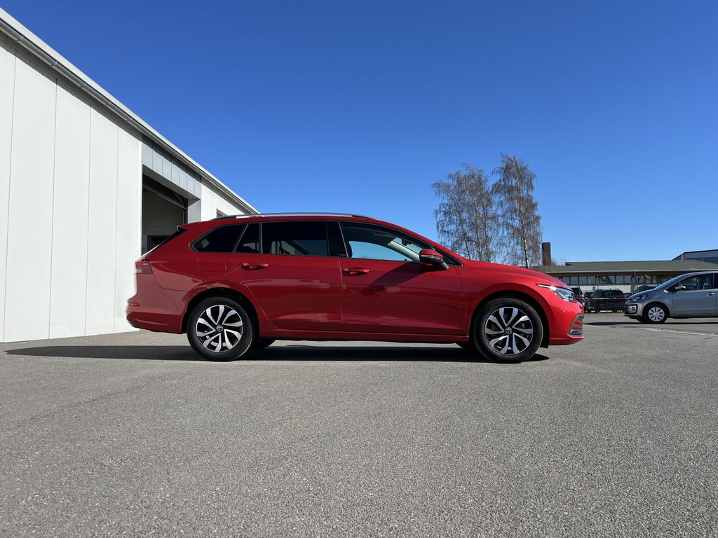Volkswagen Golf 2023 г. Красный, пробег 29336 км
