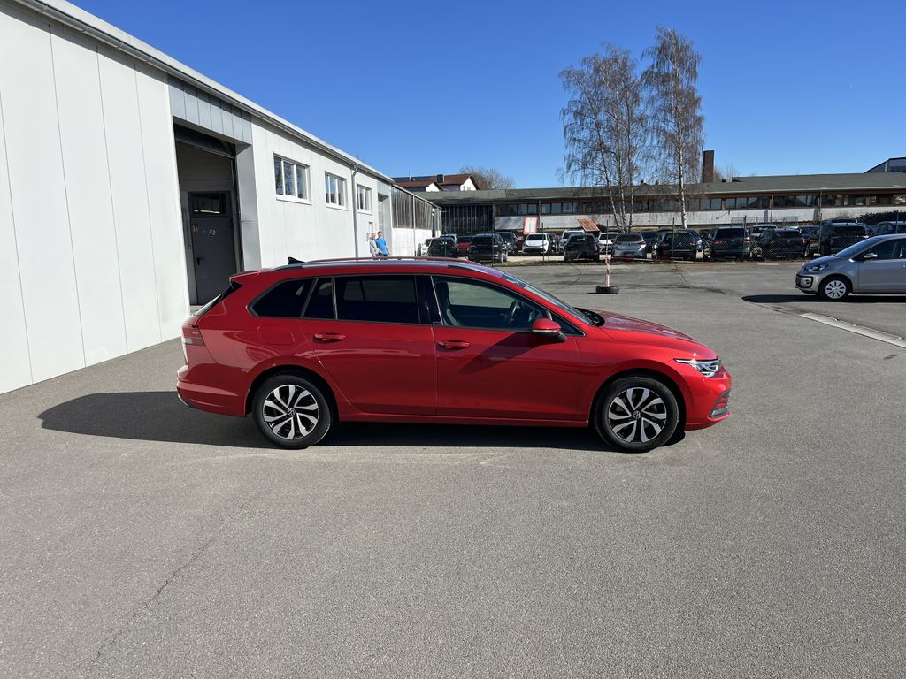Volkswagen Golf 2023 г. Красный, пробег 29336 км