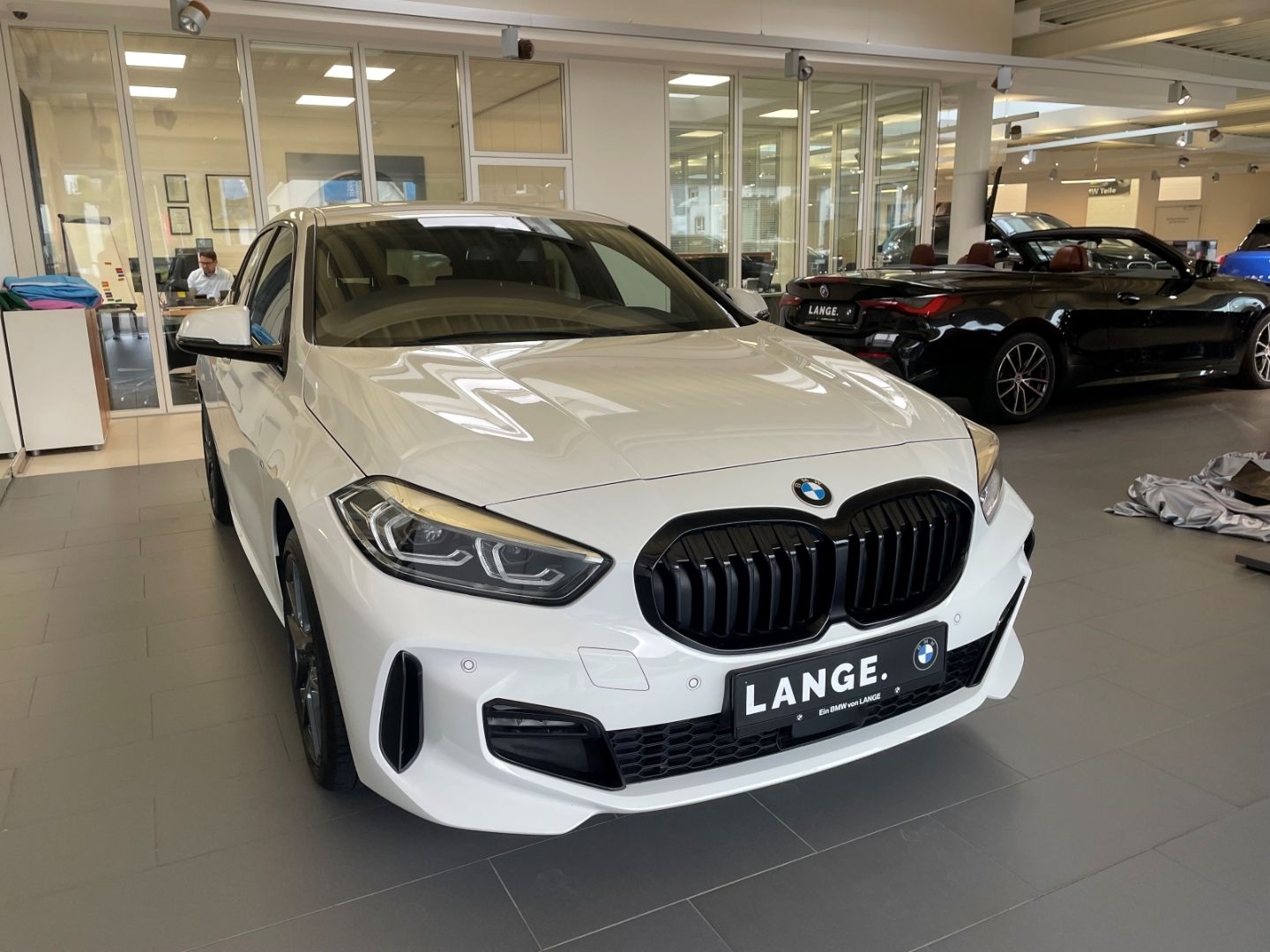 BMW 118 2023 г. Белый, пробег 27334 км