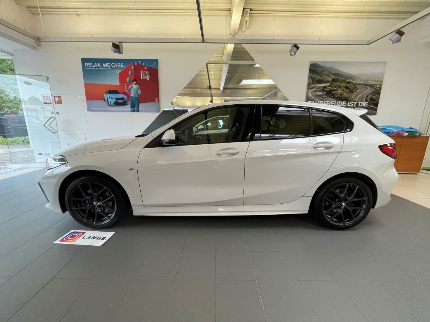 BMW 118 2023 г. Белый, пробег 27334 км