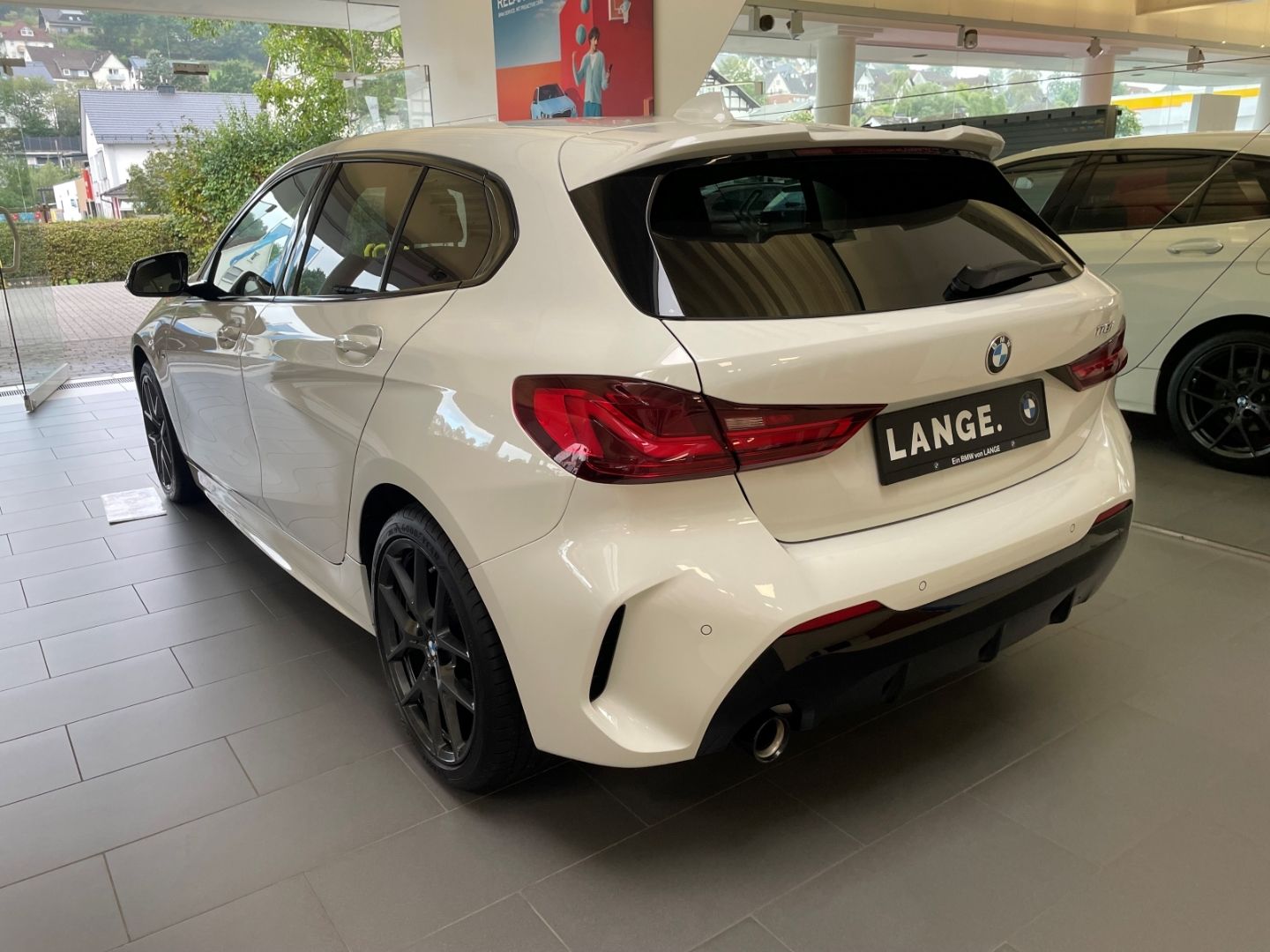 BMW 118 2023 г. Белый, пробег 27334 км
