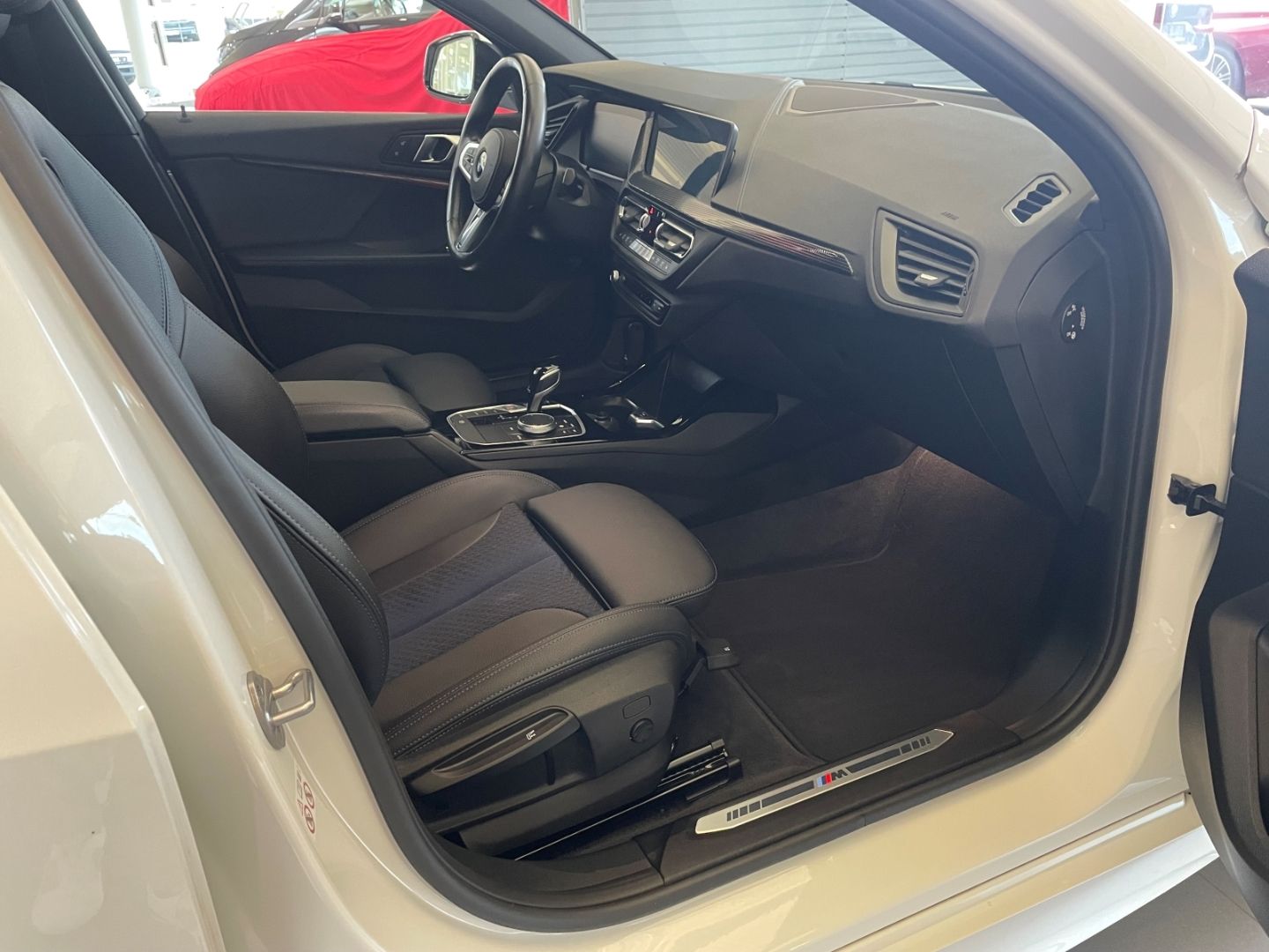 BMW 118 2023 г. Белый, пробег 27334 км
