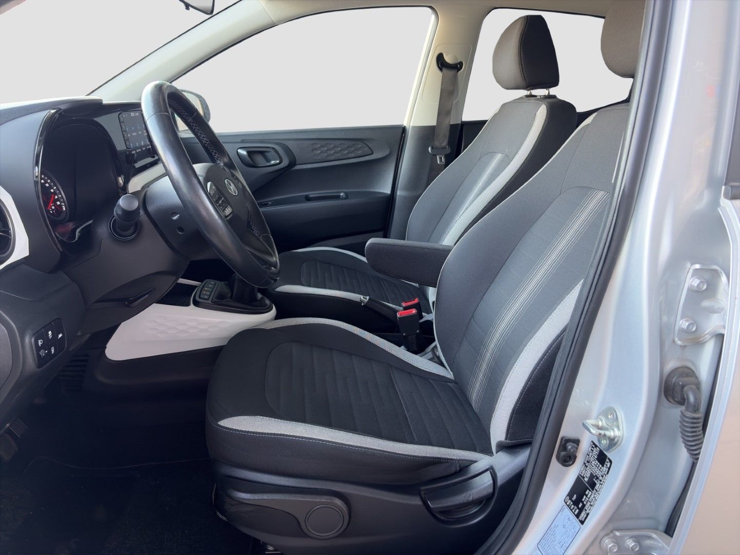 Hyundai i10 2022 г. Серебристый, пробег 57656 км