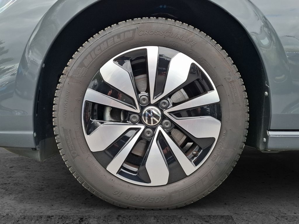 Volkswagen Golf 2025 г. Серый, пробег 19900 км