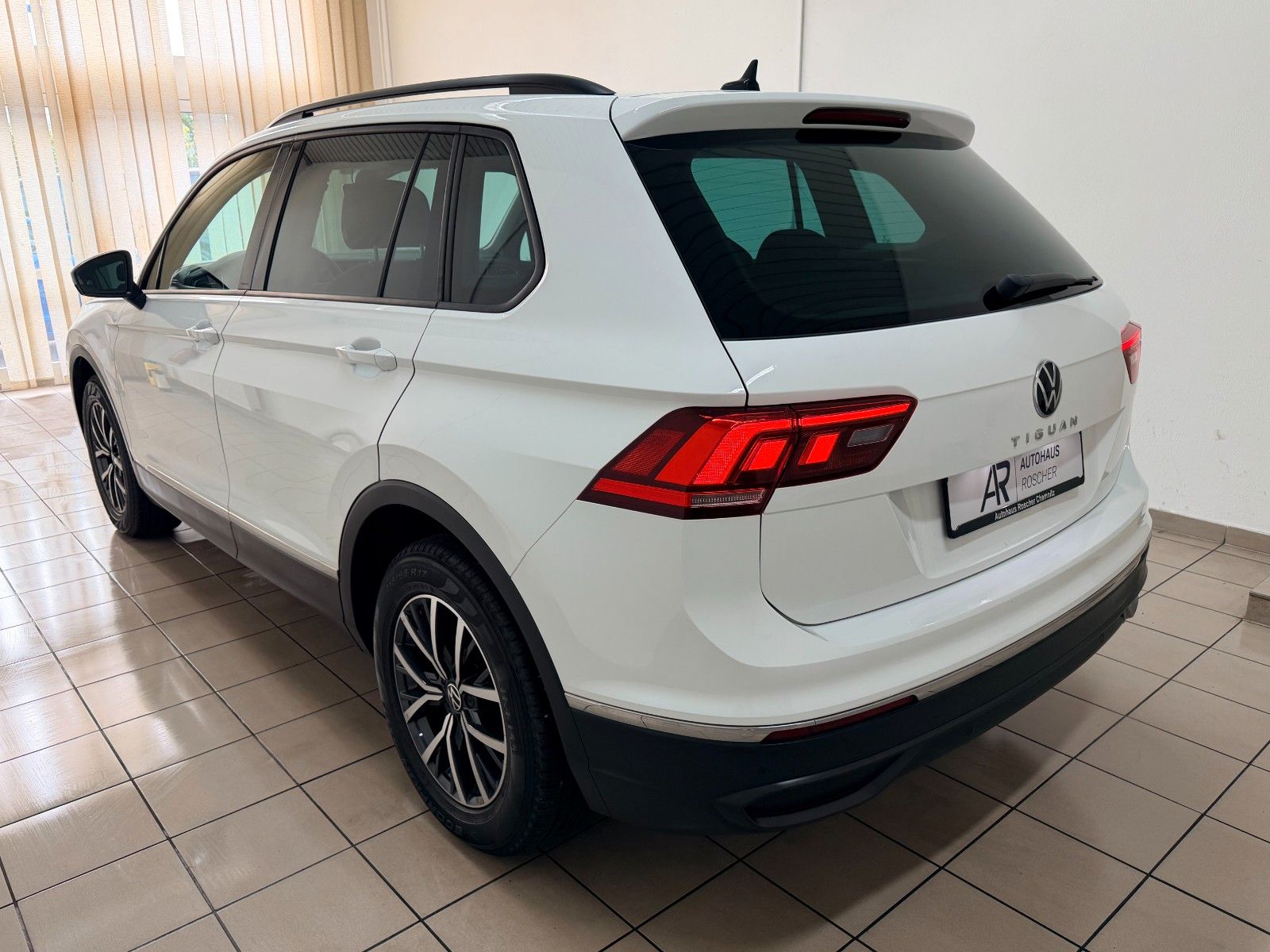 Volkswagen Tiguan 2022 г. Белый, пробег 44714 км